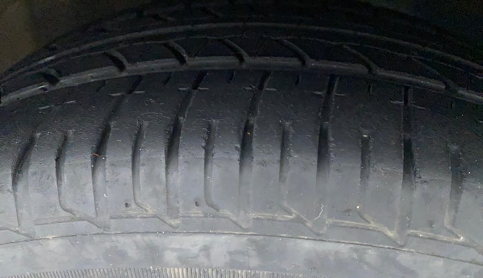 2014 Volkswagen Vento HIGHLINE DIESEL 1.6, Diesel, Manual, 1,10,399 km, Right Front Tyre Tread