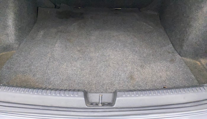 2014 Volkswagen Vento HIGHLINE DIESEL 1.6, Diesel, Manual, 1,10,399 km, Boot Inside