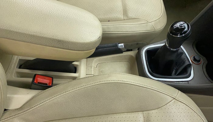 2014 Volkswagen Vento HIGHLINE DIESEL 1.6, Diesel, Manual, 1,10,399 km, Gear Lever