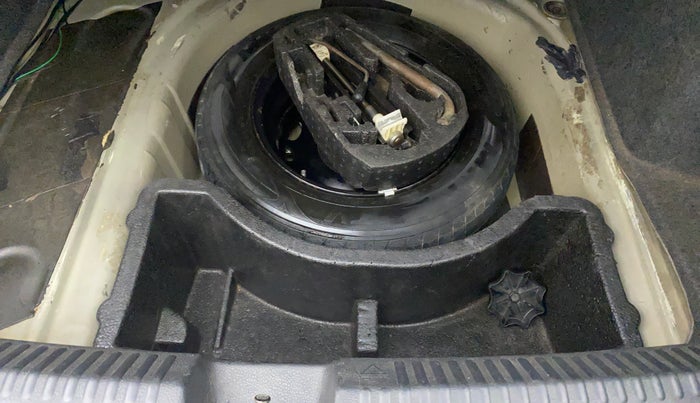 2014 Volkswagen Vento HIGHLINE DIESEL 1.6, Diesel, Manual, 1,10,399 km, Spare Tyre