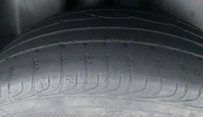 2014 Volkswagen Vento HIGHLINE DIESEL 1.6, Diesel, Manual, 1,10,399 km, Right Rear Tyre Tread