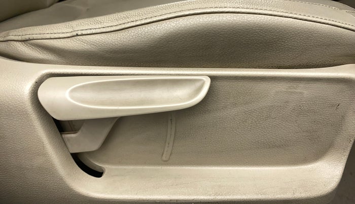 2014 Volkswagen Vento HIGHLINE DIESEL 1.6, Diesel, Manual, 1,10,399 km, Driver Side Adjustment Panel