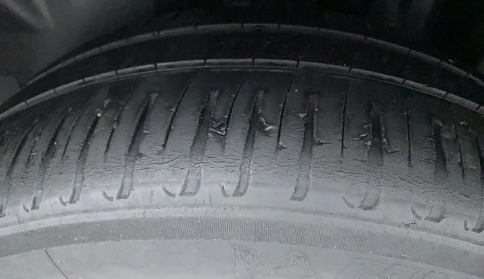 2014 Volkswagen Vento HIGHLINE DIESEL 1.6, Diesel, Manual, 1,10,399 km, Left Rear Tyre Tread