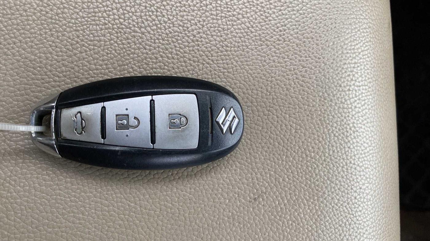 2015 Maruti Swift Dzire ZXI, Petrol, Manual, 32,193 km, Key Close Up