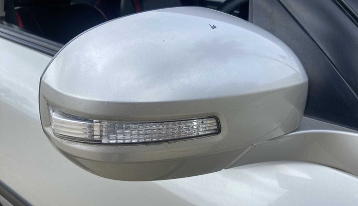 2015 Maruti Swift ZDI, Diesel, Manual, 68,003 km, Right rear-view mirror - Indicator light has minor damage