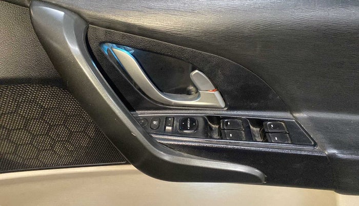 2016 Mahindra XUV500 W6, Diesel, Manual, 91,242 km, Driver Side Door Panels Control