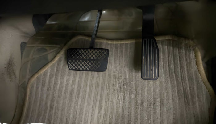 2017 Honda City 1.5L I-VTE V CVT, CNG, Automatic, 67,685 km, Pedals