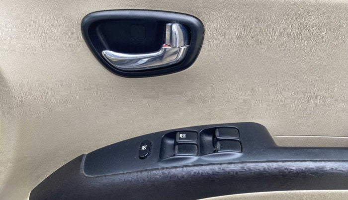 2014 Hyundai i10 SPORTZ 1.1, Petrol, Manual, 19,629 km, Driver Side Door Panels Control