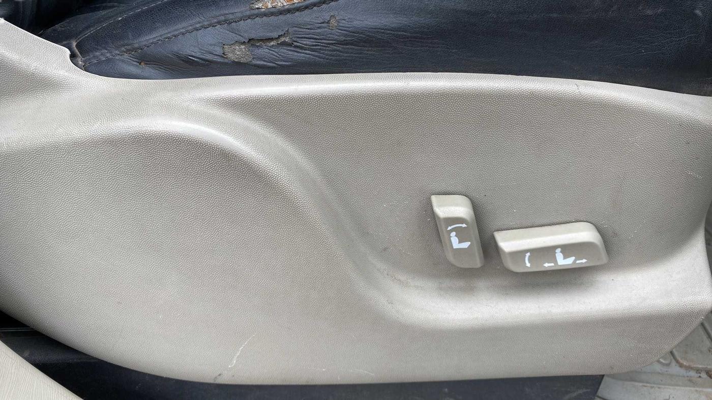 2015 Mahindra XUV500 W10, Diesel, Manual, 87,902 km, Driver Side Adjustment Panel