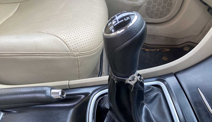 2016 Maruti Ciaz ZDI SHVS, Diesel, Manual, 82,948 km, Gear lever - Knob cover torn