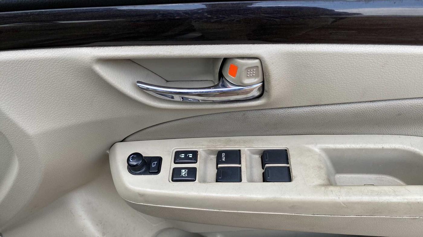2016 Maruti Ciaz ZDI SHVS, Diesel, Manual, 82,948 km, Driver Side Door Panels Control
