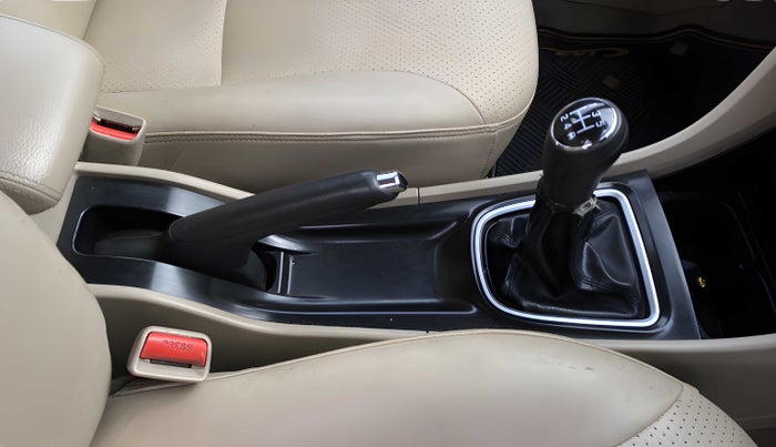 2016 Maruti Ciaz ZDI SHVS, Diesel, Manual, 82,948 km, Gear Lever