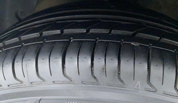 2016 Hyundai Xcent S AT 1.2, Petrol, Automatic, 1,19,769 km, Left Front Tyre Tread