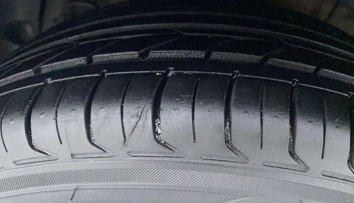 2016 Hyundai Xcent S AT 1.2, Petrol, Automatic, 1,19,769 km, Right Rear Tyre Tread