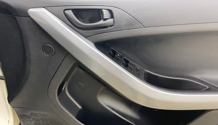 2020 Tata NEXON XM PETROL, Petrol, Manual, 1,45,444 km, Driver Side Door Panels Control