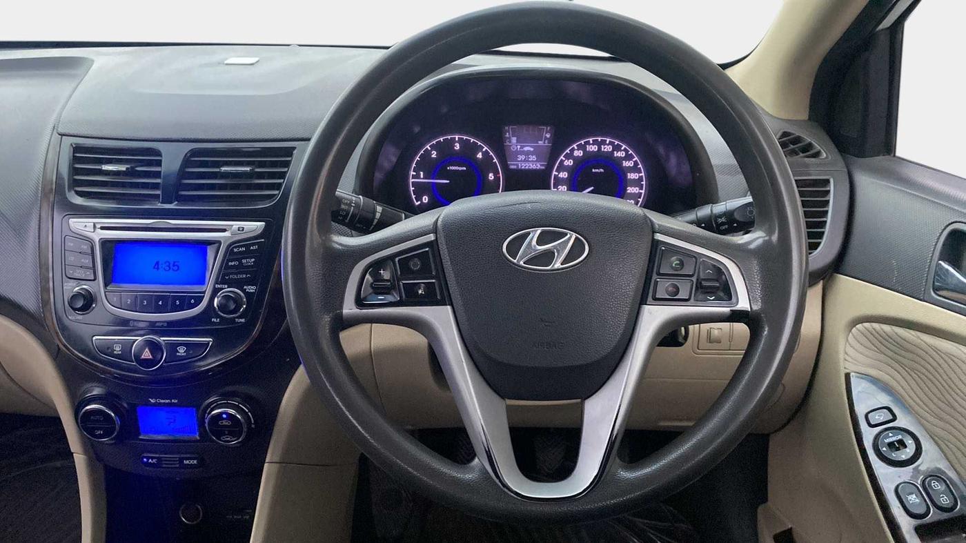 2013 Hyundai Verna FLUIDIC 1.6 CRDI SX, Diesel, Manual, 1,22,604 km, Steering Wheel Close Up