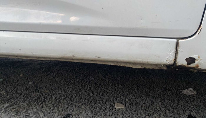 2013 Hyundai Verna FLUIDIC 1.6 CRDI SX, Diesel, Manual, 1,22,604 km, Right running board - Slightly rusted