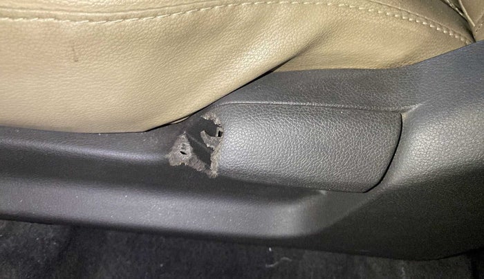 2013 Hyundai Verna FLUIDIC 1.6 VTVT SX, Petrol, Manual, 40,249 km, Front left seat (passenger seat) - Seat adjuster lever broken but working