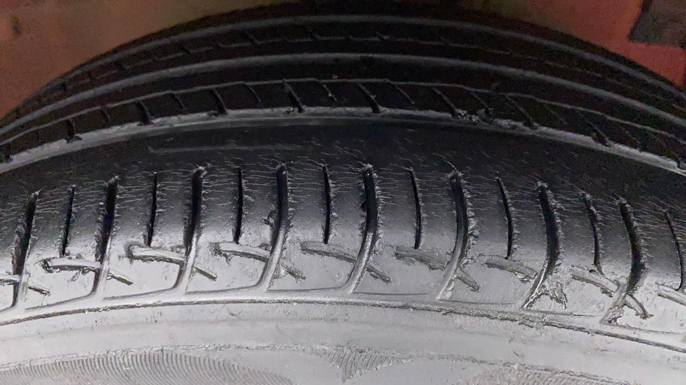 2017 Maruti Swift ZXI, Petrol, Manual, 35,243 km, Right Front Tyre Tread