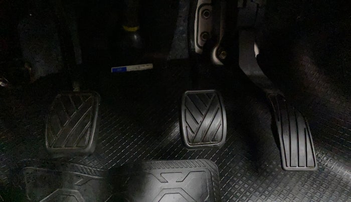 2017 Maruti Swift ZXI, Petrol, Manual, 35,243 km, Pedals
