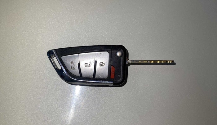 2018 Maruti Swift VXI, Petrol, Manual, 69,553 km, Key Close Up