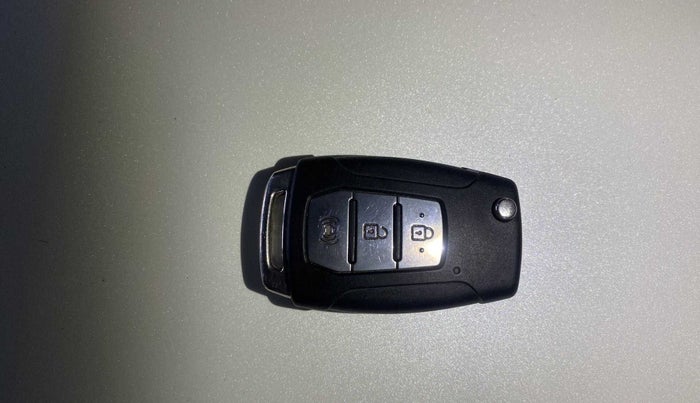 2019 Mahindra XUV300 W6 1.5 DIESEL, Diesel, Manual, 38,035 km, Key Close Up