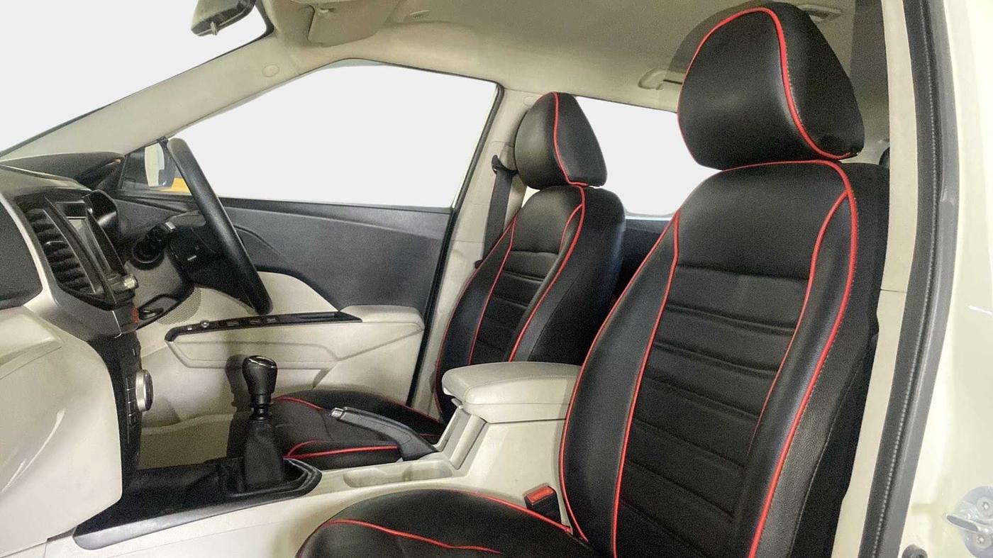 2019 Mahindra XUV300 W6 1.5 DIESEL, Diesel, Manual, 38,035 km, Right Side Front Door Cabin