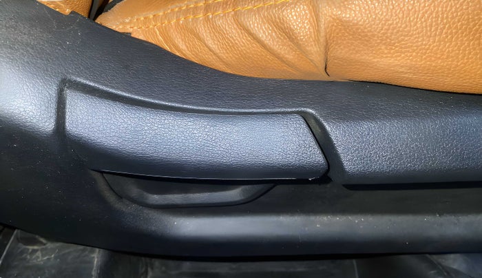 2022 Hyundai NEW I20 MAGNA 1.2 MT, Petrol, Manual, 17,325 km, Driver Side Adjustment Panel
