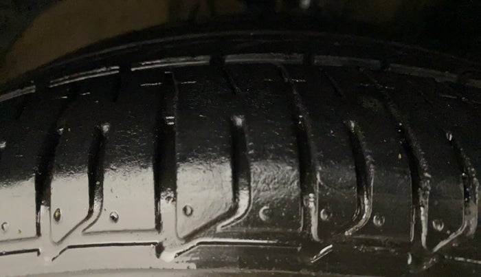 2017 Volkswagen Ameo HIGHLINE PLUS 1.5L AT 16 ALLOY, Diesel, Automatic, 49,028 km, Right Front Tyre Tread