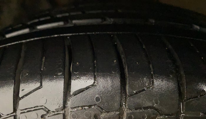 2017 Volkswagen Ameo HIGHLINE PLUS 1.5L AT 16 ALLOY, Diesel, Automatic, 49,028 km, Left Front Tyre Tread