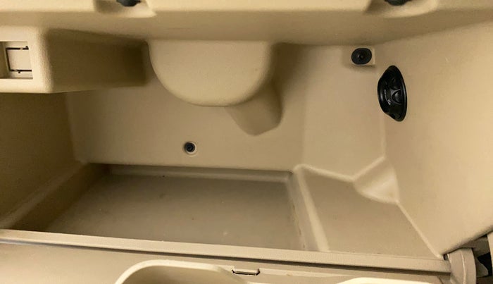 2017 Volkswagen Ameo HIGHLINE PLUS 1.5L AT 16 ALLOY, Diesel, Automatic, 49,028 km, Cooled Glove Box