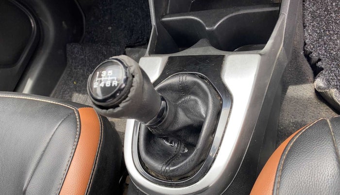 2018 Honda WR-V 1.5L I-DTEC VX MT, Diesel, Manual, 66,361 km, Gear lever - Knob cover torn