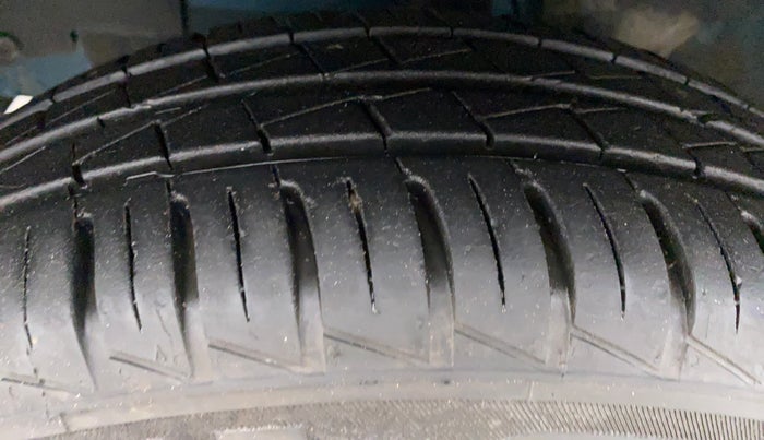 2022 Renault Kwid CLIMBER 1.0 AT, Petrol, Automatic, 9,828 km, Left Front Tyre Tread
