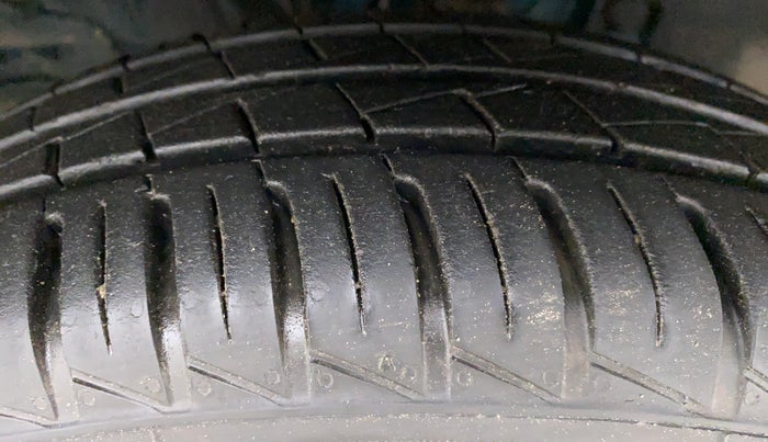 2022 Renault Kwid CLIMBER 1.0 AT, Petrol, Automatic, 9,828 km, Right Rear Tyre Tread