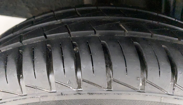 2022 Renault Kwid CLIMBER 1.0 AT, Petrol, Automatic, 9,828 km, Right Front Tyre Tread