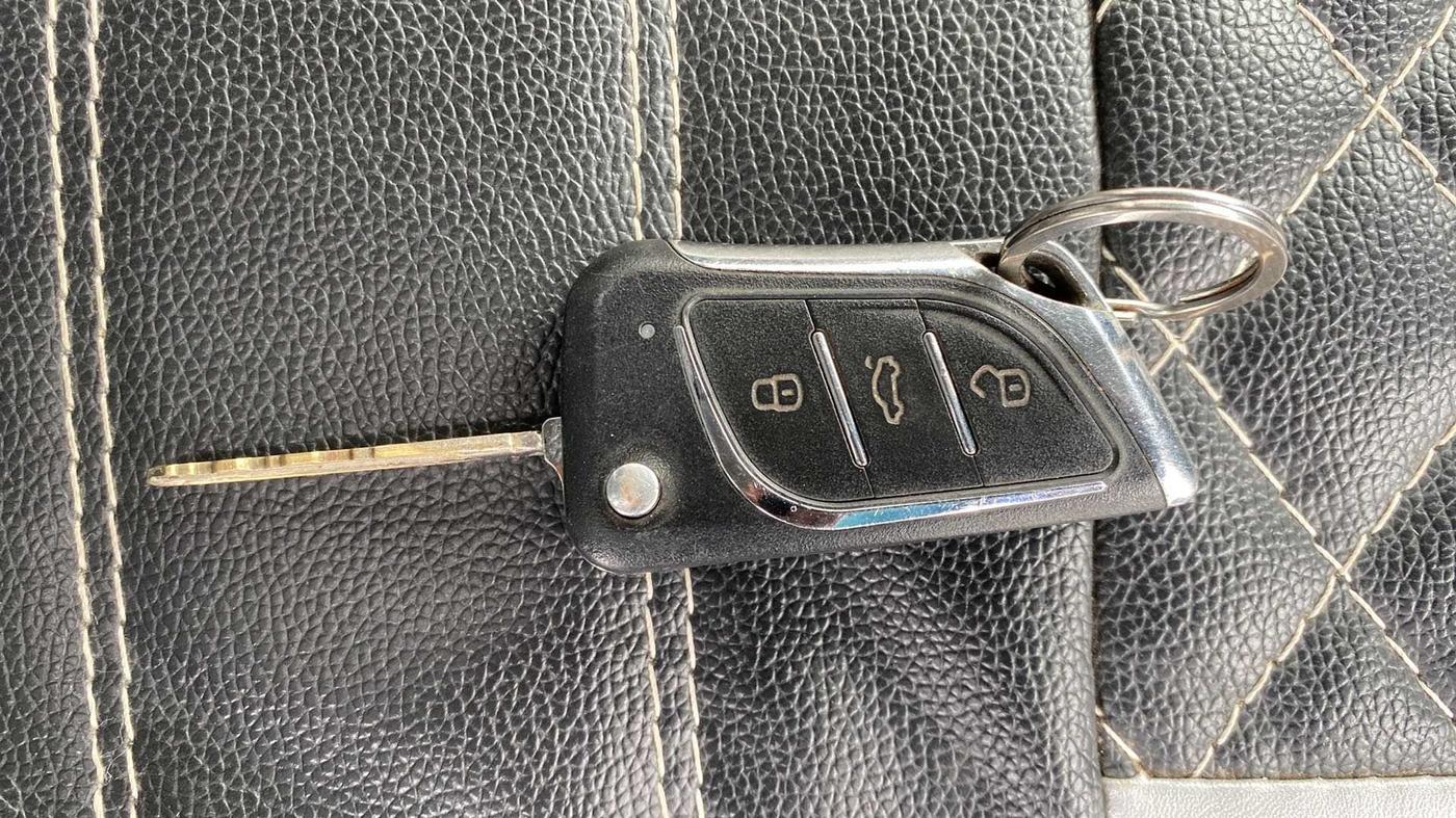 2014 Maruti Swift VXI, Petrol, Manual, 66,174 km, Key Close Up
