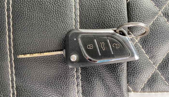 2014 Maruti Swift VXI, Petrol, Manual, 66,174 km, Key Close Up