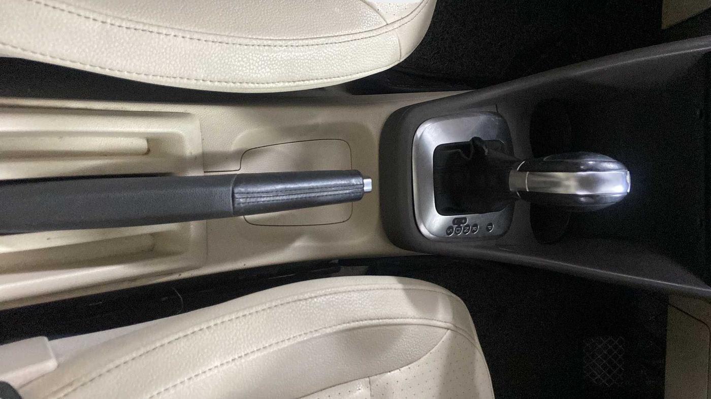 2013 Volkswagen Vento HIGHLINE PETROL AT, Petrol, Automatic, 47,055 km, Gear Lever
