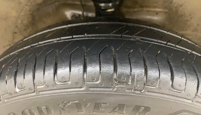 2015 Maruti Wagon R 1.0 VXI, Petrol, Manual, 67,427 km, Right Front Tyre Tread