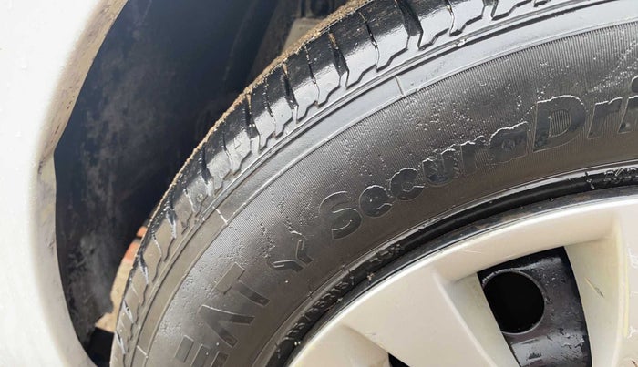2012 Maruti Ertiga VXI, Petrol, Manual, 58,777 km, Left fender - Lining loose