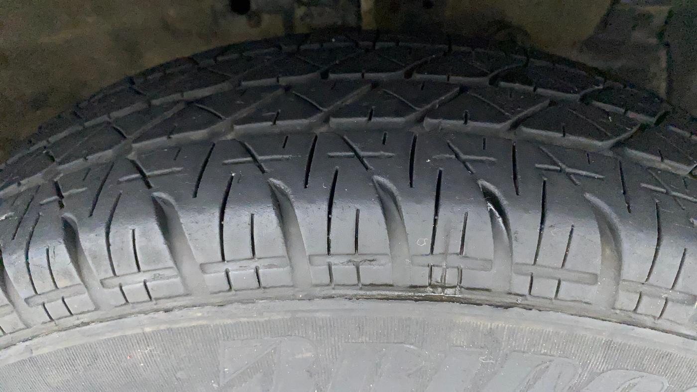 2016 Maruti Swift Dzire VXI, Petrol, Manual, 96,764 km, Right Front Tyre Tread