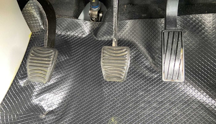 2022 Mahindra XUV300 W6 1.2 PETROL, Petrol, Manual, 19,148 km, Pedals