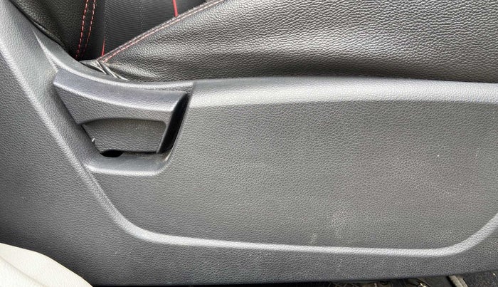 2022 Mahindra XUV300 W6 1.2 PETROL, Petrol, Manual, 19,148 km, Driver Side Adjustment Panel