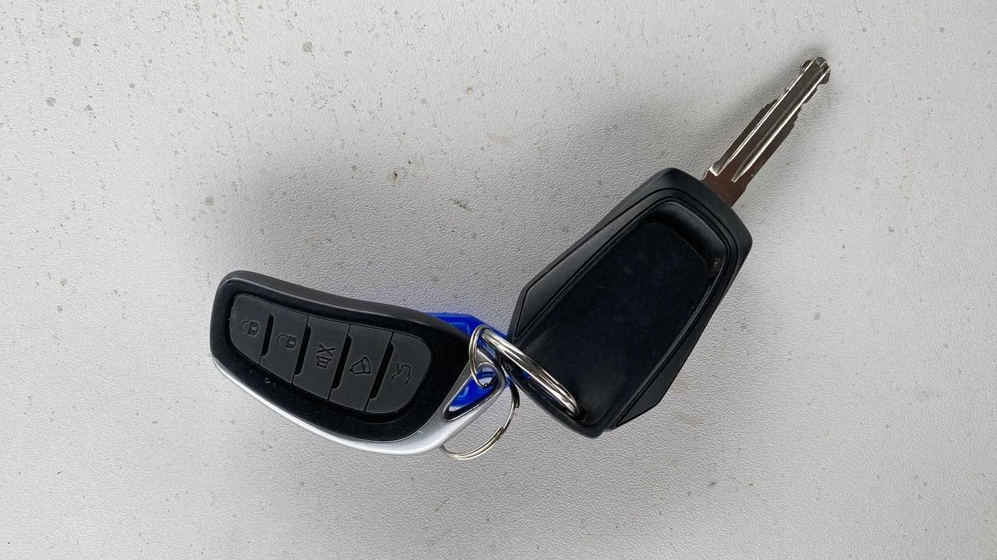 2018 Mahindra KUV 100 NXT K2 P 6 STR, Petrol, Manual, 24,467 km, Key Close Up