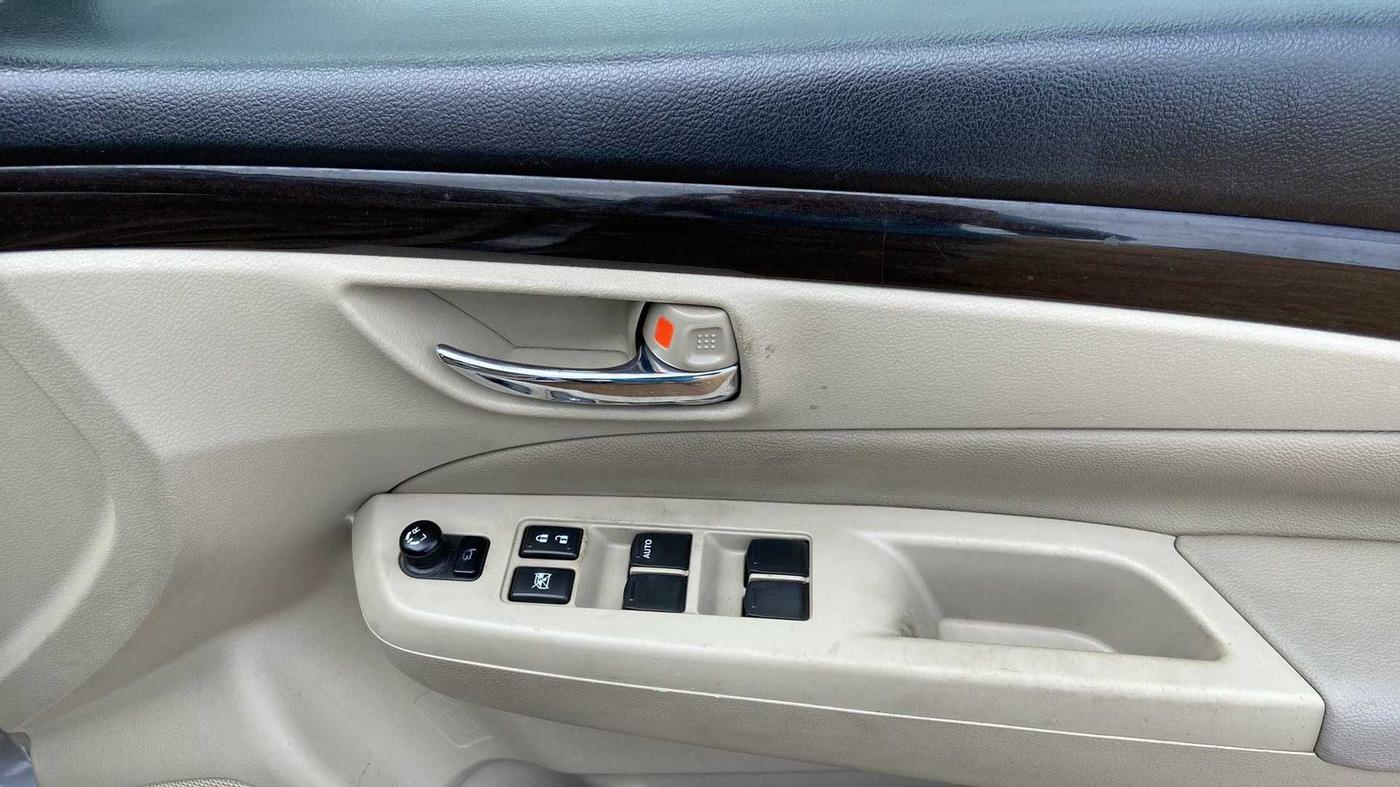2016 Maruti Ciaz ZDI+ SHVS, Diesel, Manual, 46,242 km, Driver Side Door Panels Control