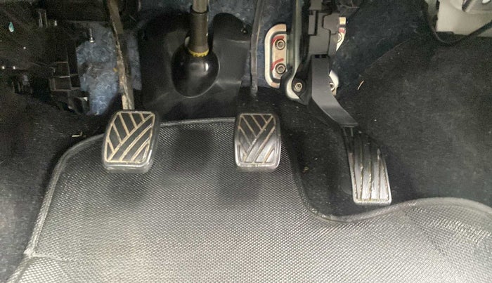 2015 Maruti Swift VXI, Petrol, Manual, 25,610 km, Pedals