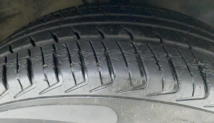 2010 Maruti A Star VXI, Petrol, Manual, 30,831 km, Right Front Tyre Tread