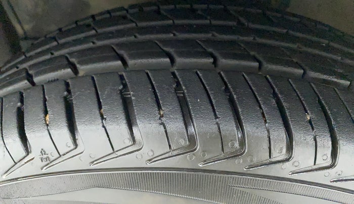 2010 Maruti A Star VXI, Petrol, Manual, 30,831 km, Left Front Tyre Tread