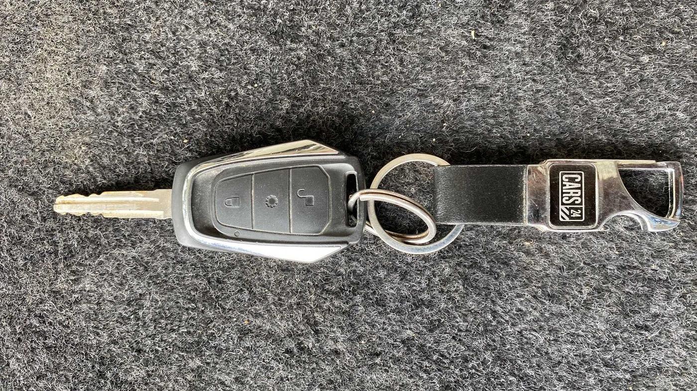 2016 Mahindra Kuv100 K8 6 STR, Petrol, Manual, 1,03,687 km, Key Close Up