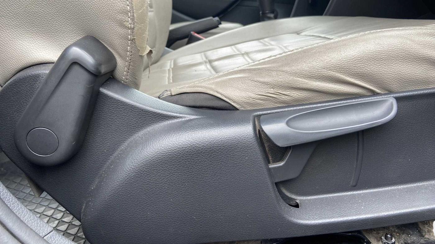 2018 Volkswagen Polo COMFORTLINE 1.0L MPI, Petrol, Manual, 63,459 km, Driver Side Adjustment Panel